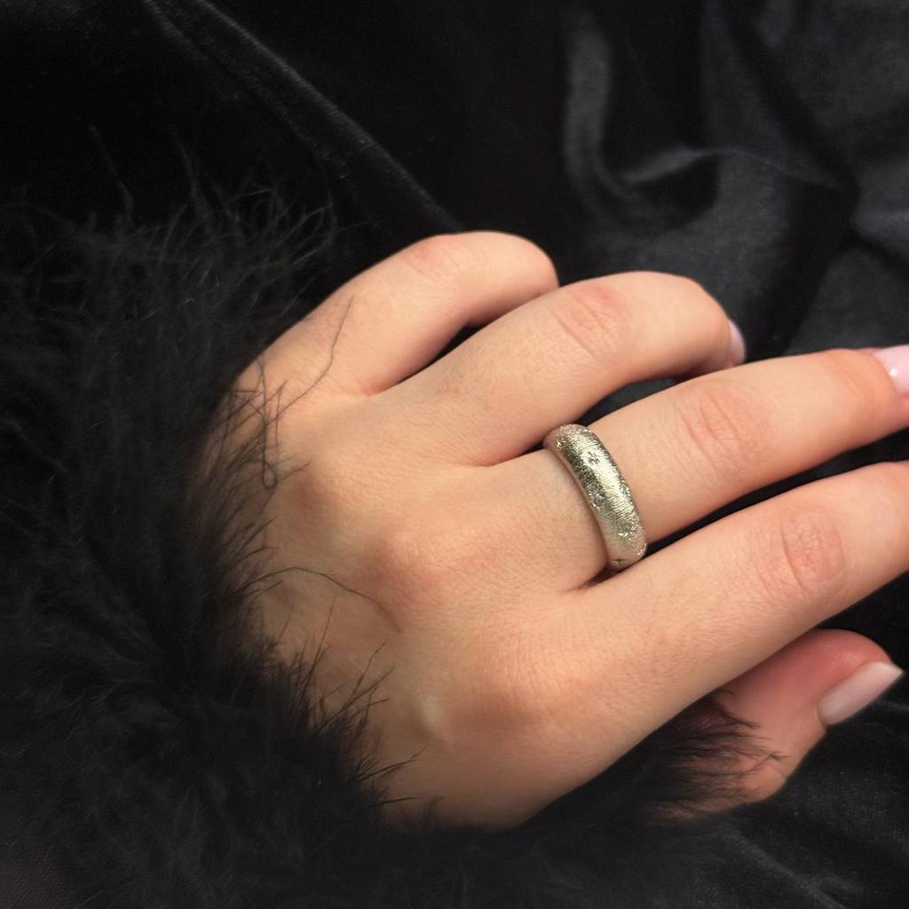 Кольцо «Поцелуй звездной пыли, регулируемое» в серебряном оттенке