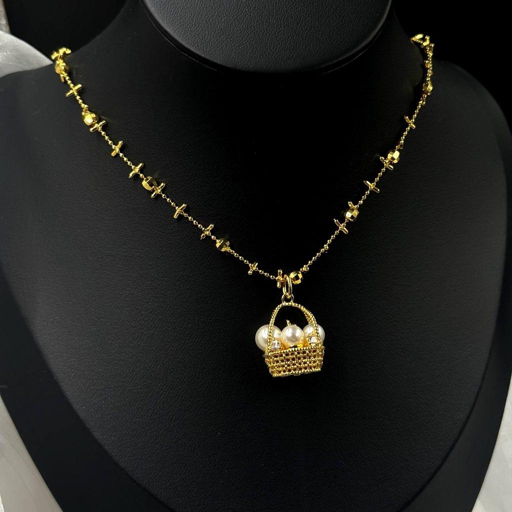 Кулон «Корзина с яйцами» в золотом оттенке