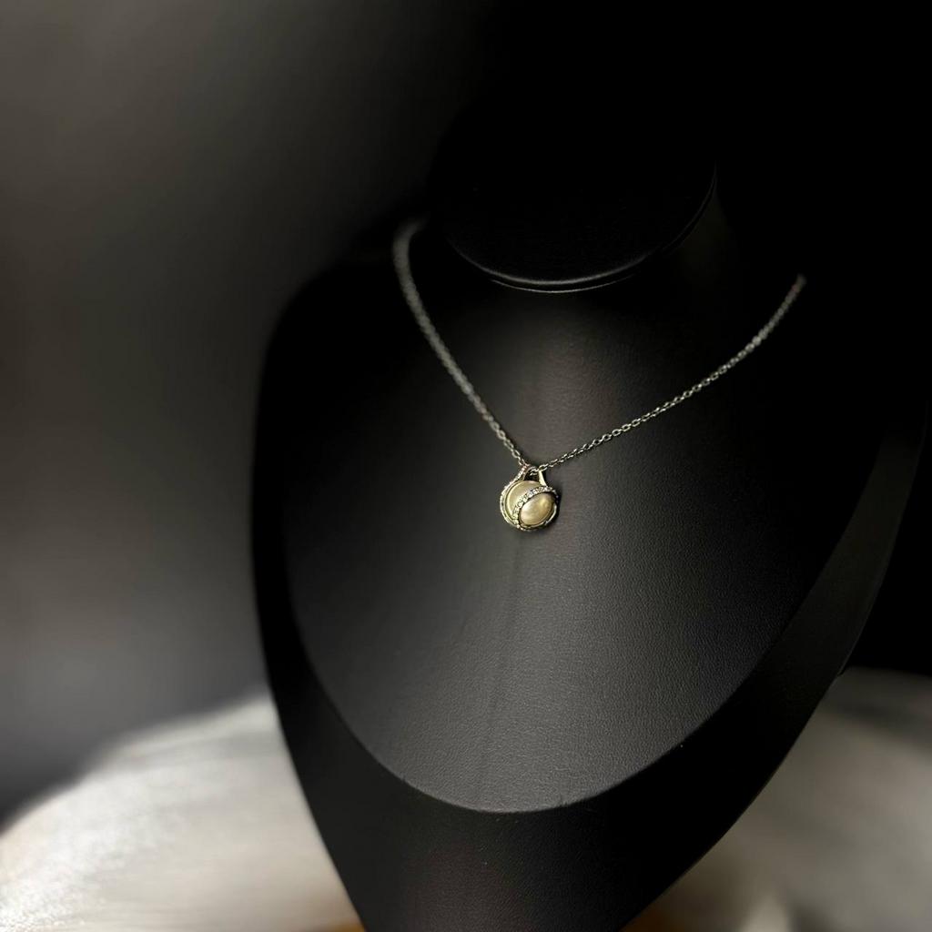 Винтажное колье из металла белого цвета с искусственным жемчугом Swarovski