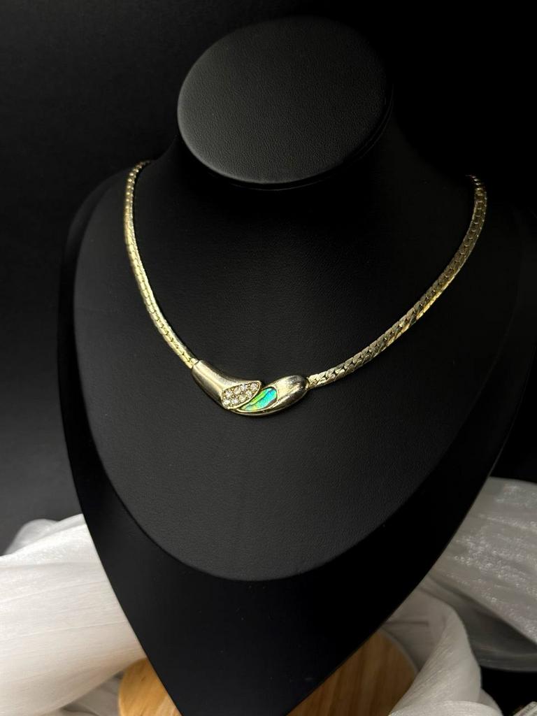 Винтажное колье-снейк из металла белого цвета со вставками из перламутра и белых стразов