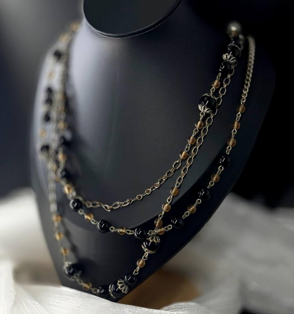 Винтажное колье-бусы из белого металла с бусинами из черного стекла и коричневой пластмассы