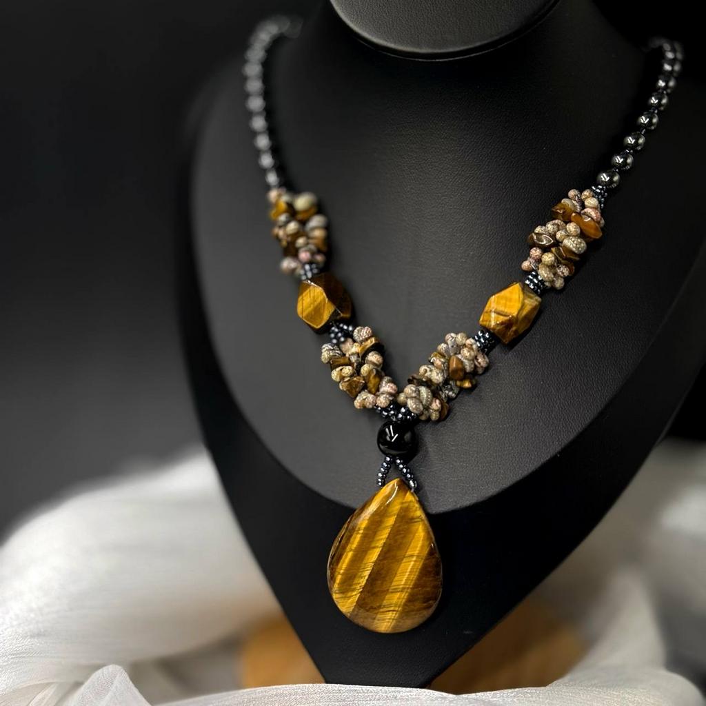 Винтажное колье-бусы из гематита, натурального тигрового глаза и мелких раковин