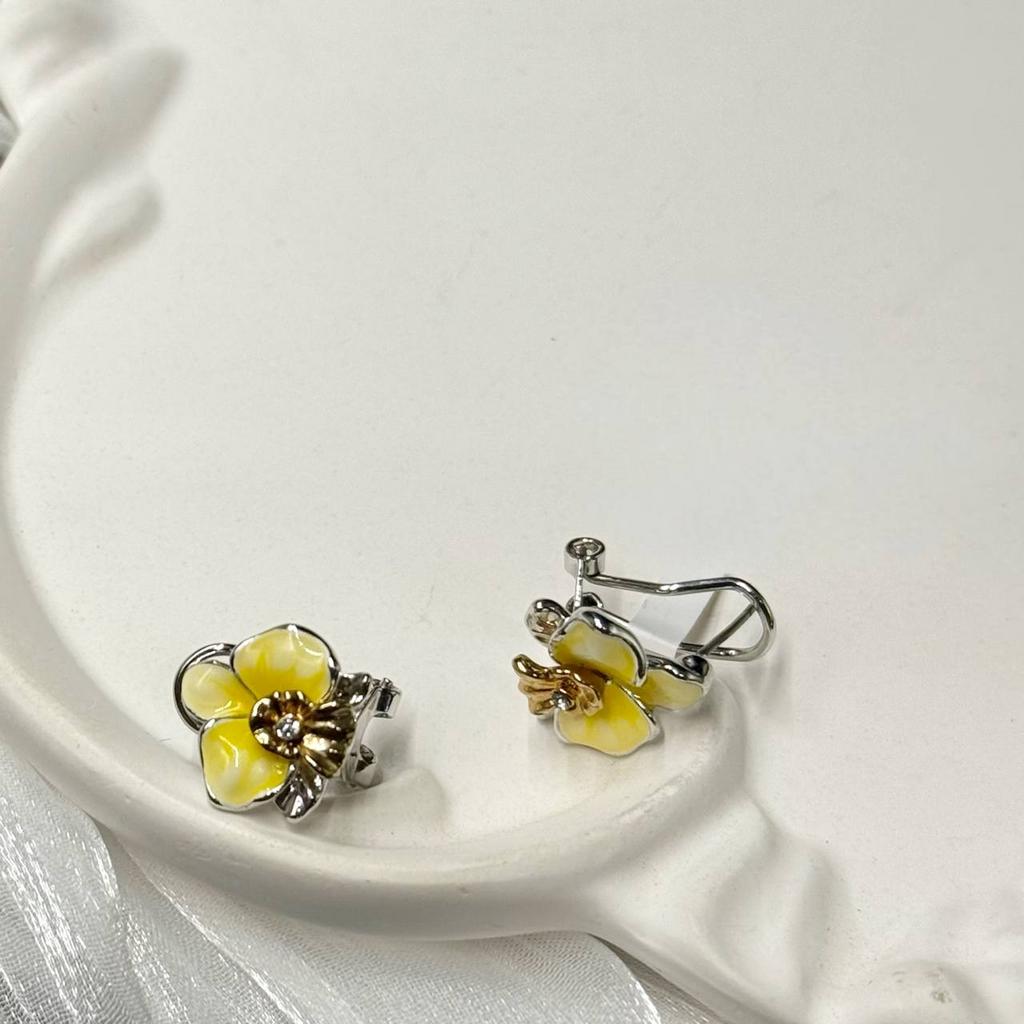 Винтажные серьги из белого и желтого металла с холодной эмалью и белыми стразами