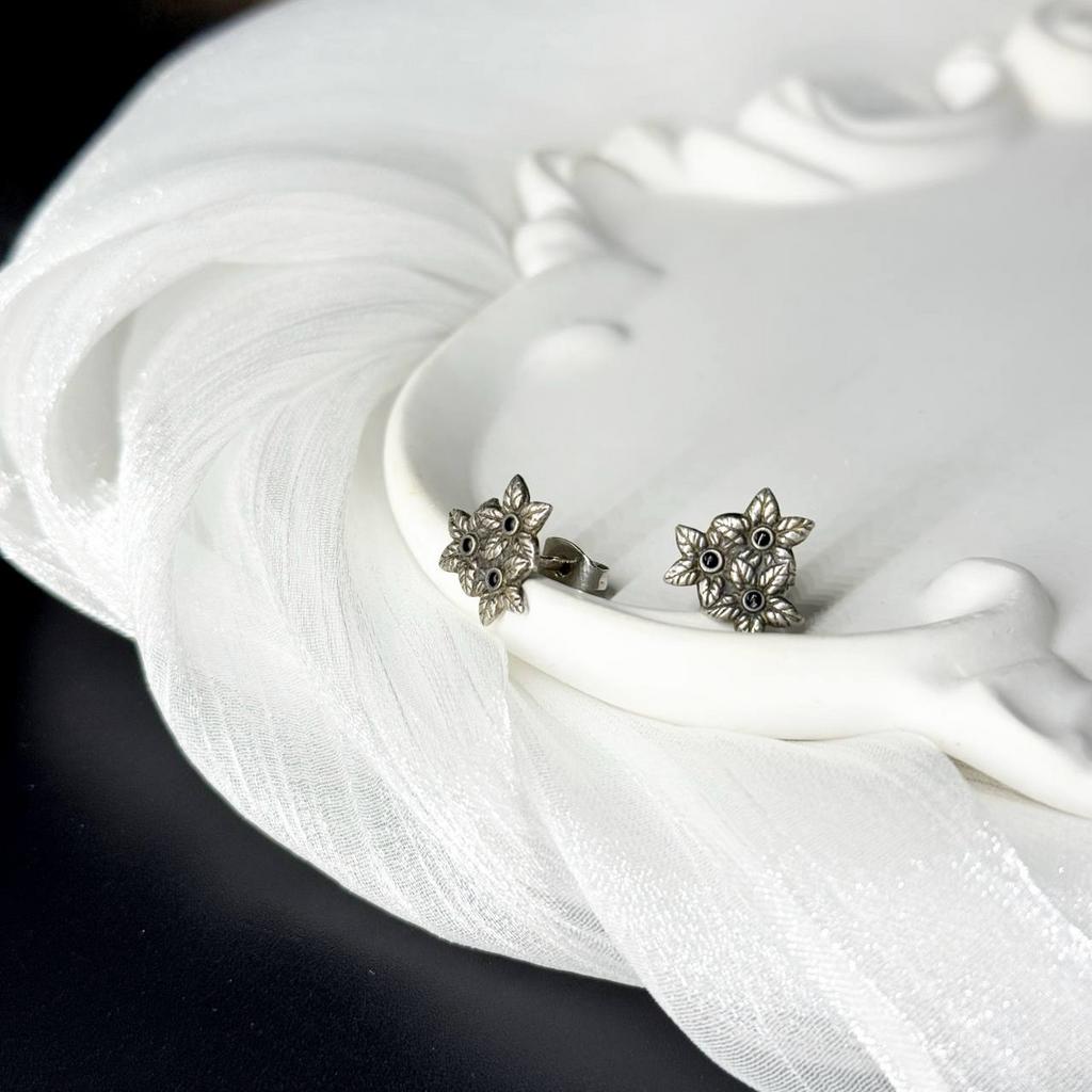 Винтажнве серьги-пусеты из белого металла со вставкой из черных стразов