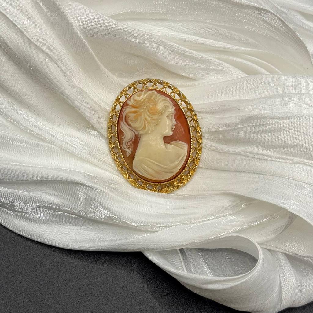 Винтажная брошь-камея «Портрет без имени» Англия 60е
