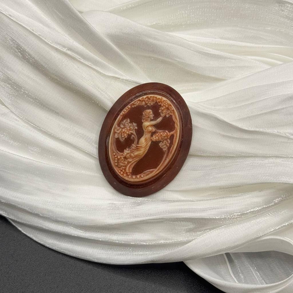 Винтажная брошь "Праздник без свидетелей" Англия 60е