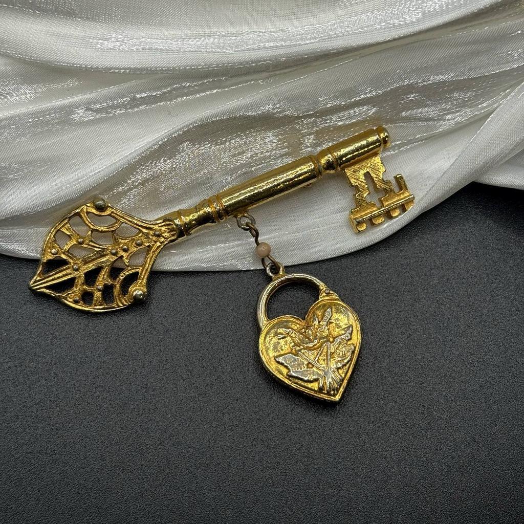 Винтажная брошь с шармом "Малые формы вечности" редкая, США 70е