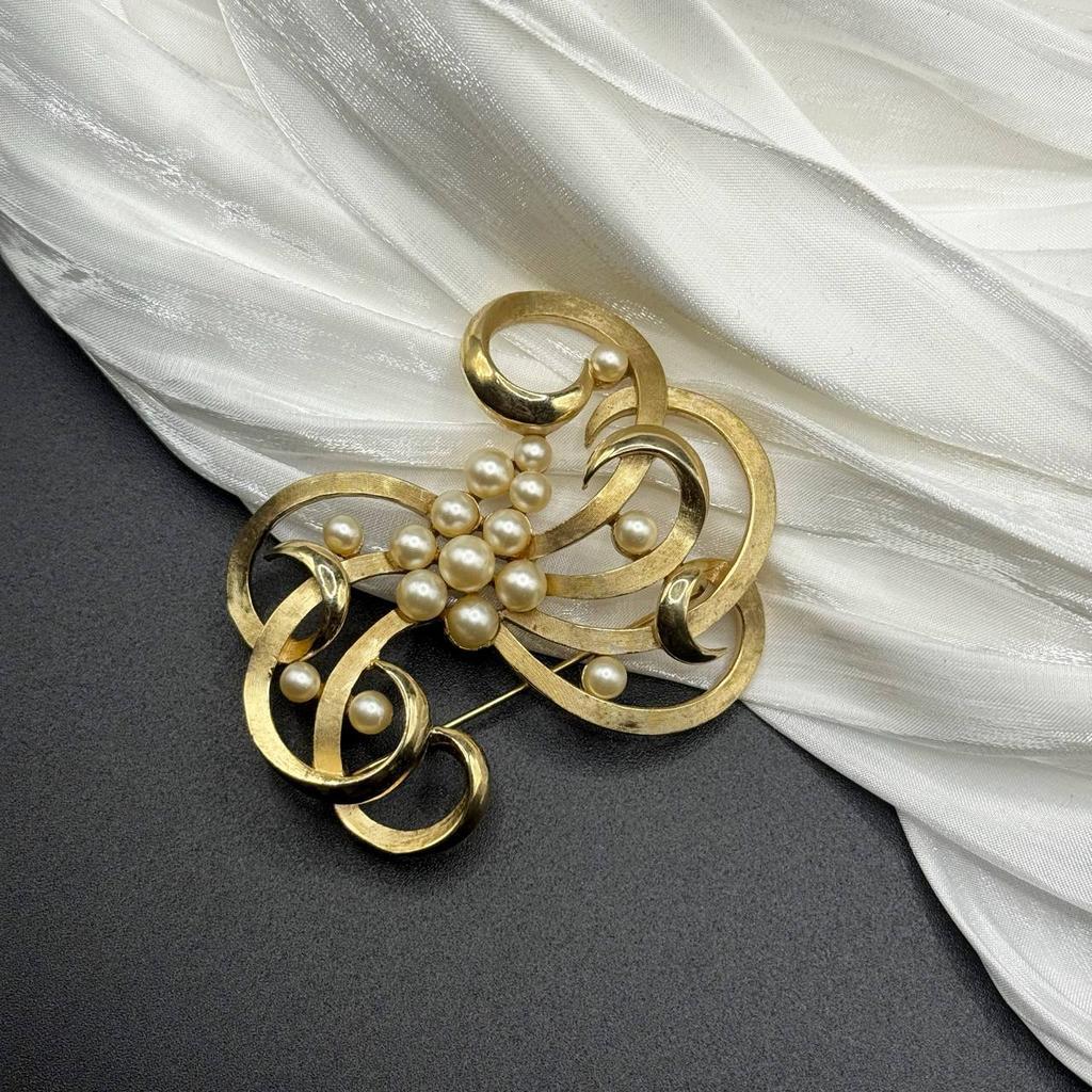 Винтажная брошь "La Grace Ancienne", Trifari, США, 70е