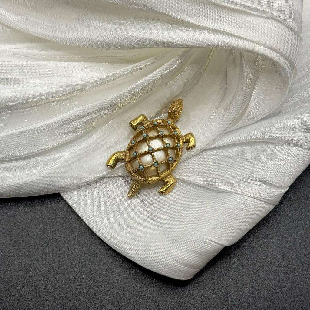 Винтажная брошь "Свет на пути к переменам", США, 70е