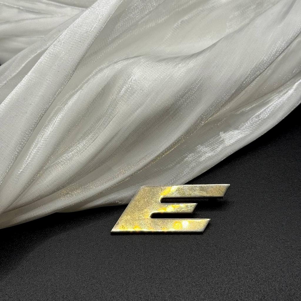 Винтажная брошь-инициал "Между строк", США, 70е