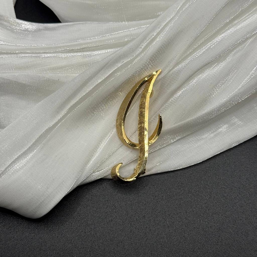 Винтажная брошь-инициал "Essential", США, 70е