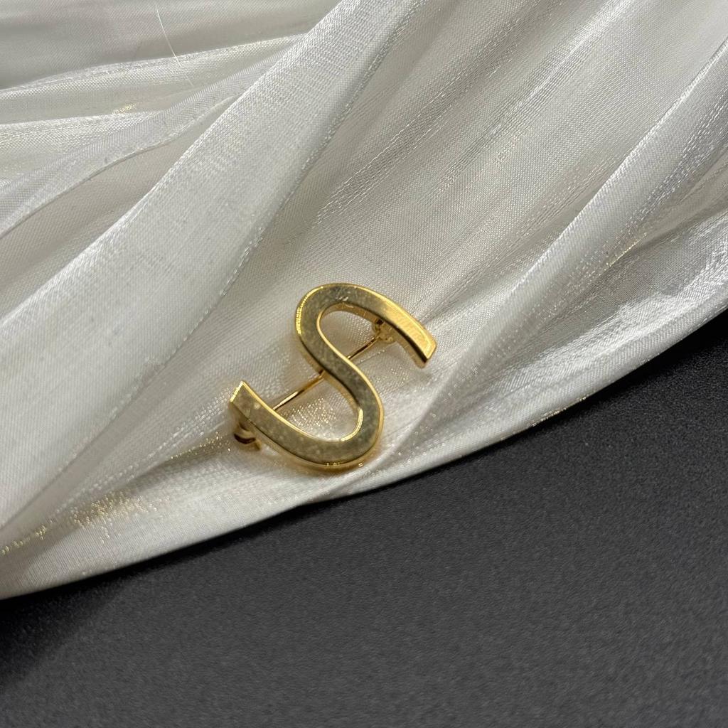 Винтажная брошь-инициал "Ось света", Monet, США, 70е