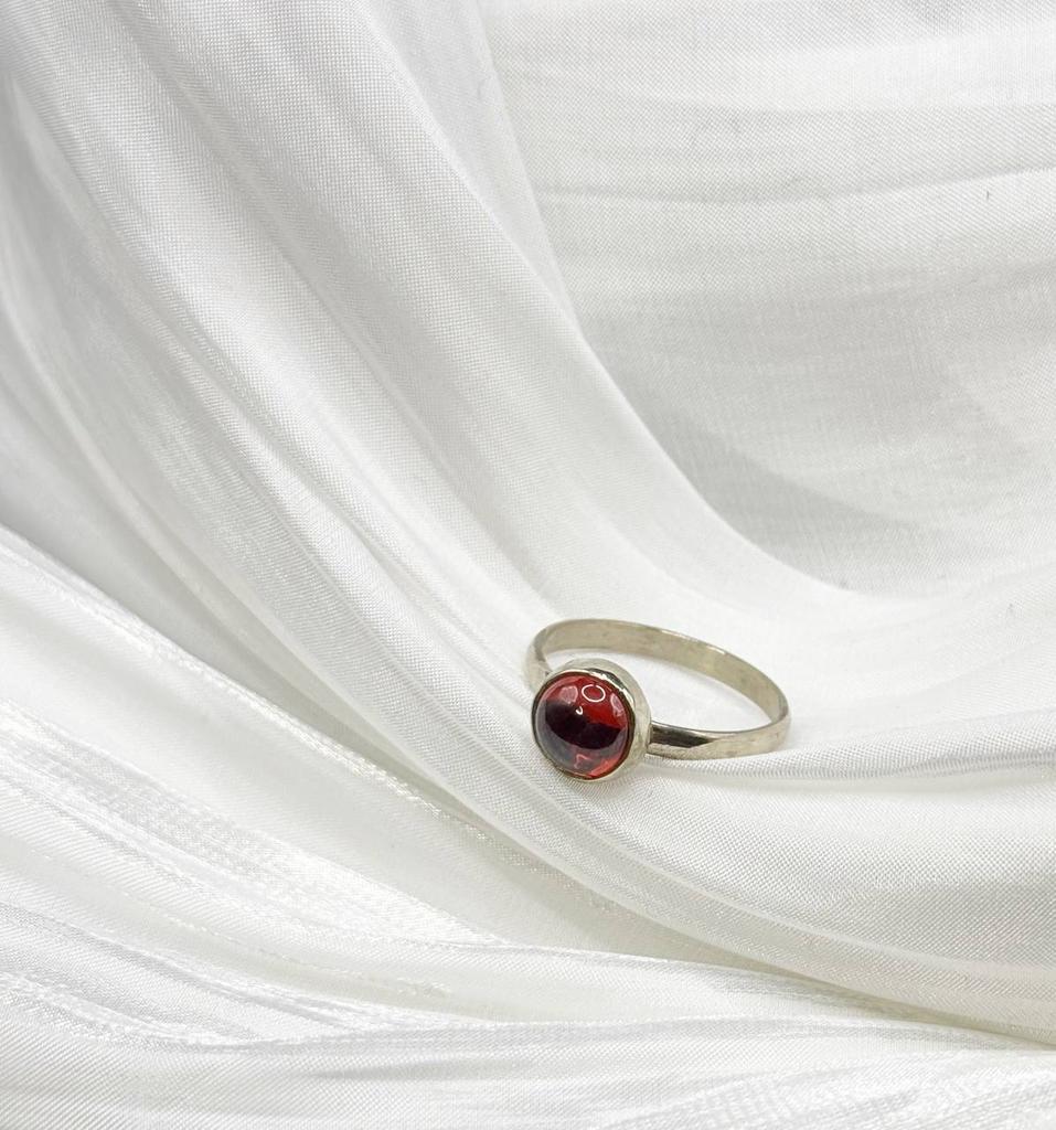 Винтажное кольцо со вставкой из граната  «Гранатовый поцелуй», 80е, регулируемое
