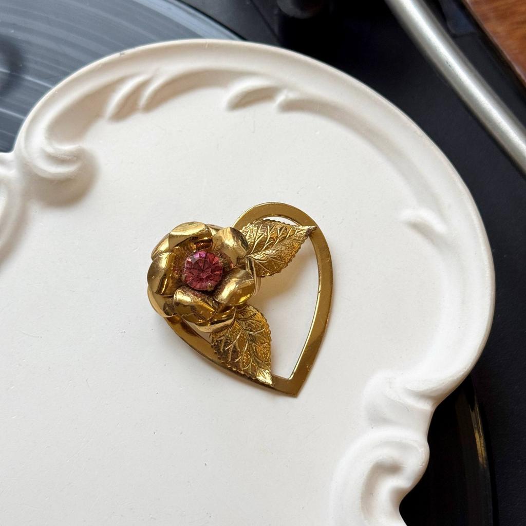 Винтажная брошь «Сердце на ладони» 50-60е