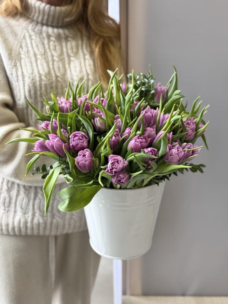 Пионовидные тюльпаны в белом ведерке №105
