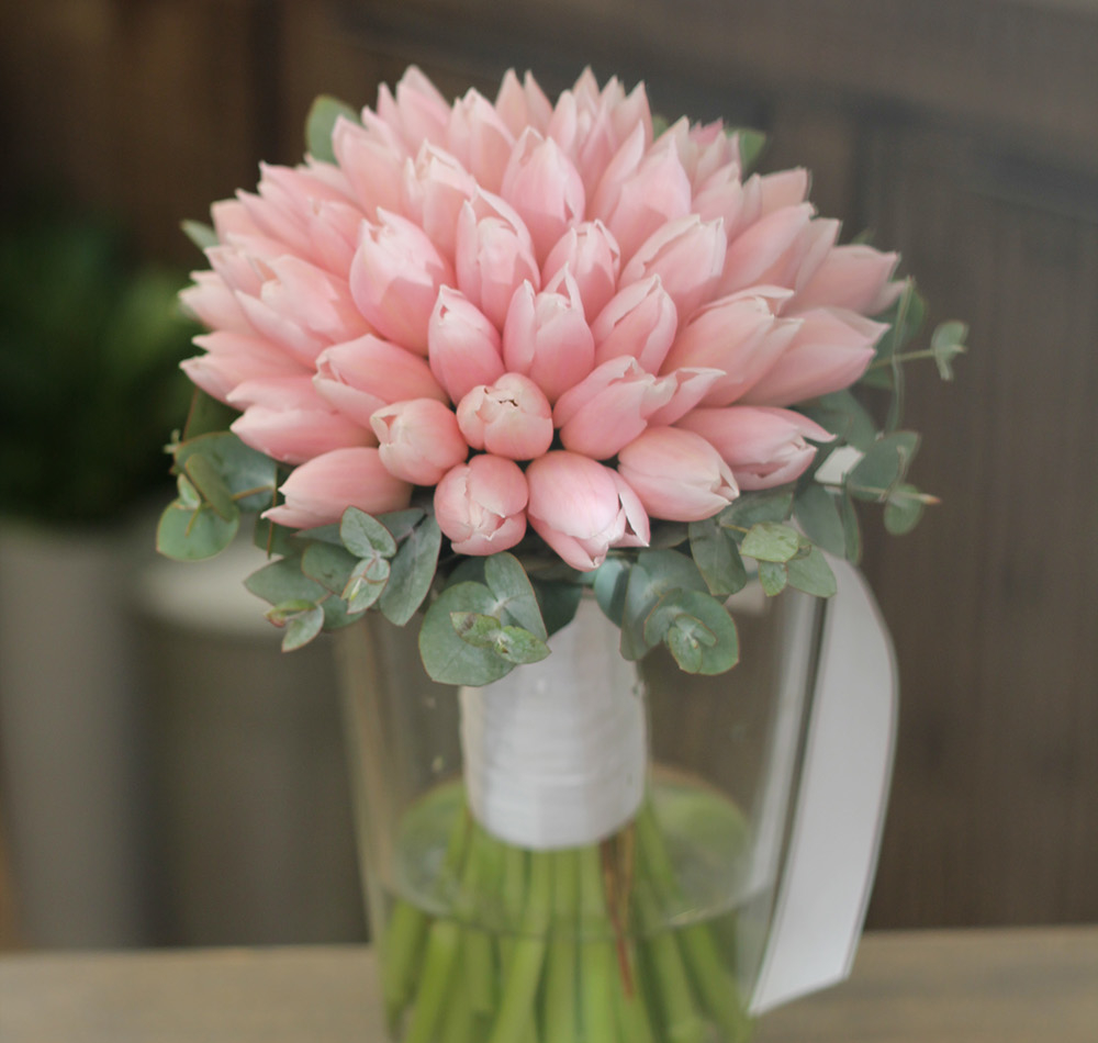 Свадебный букет из розовых тюльпанов