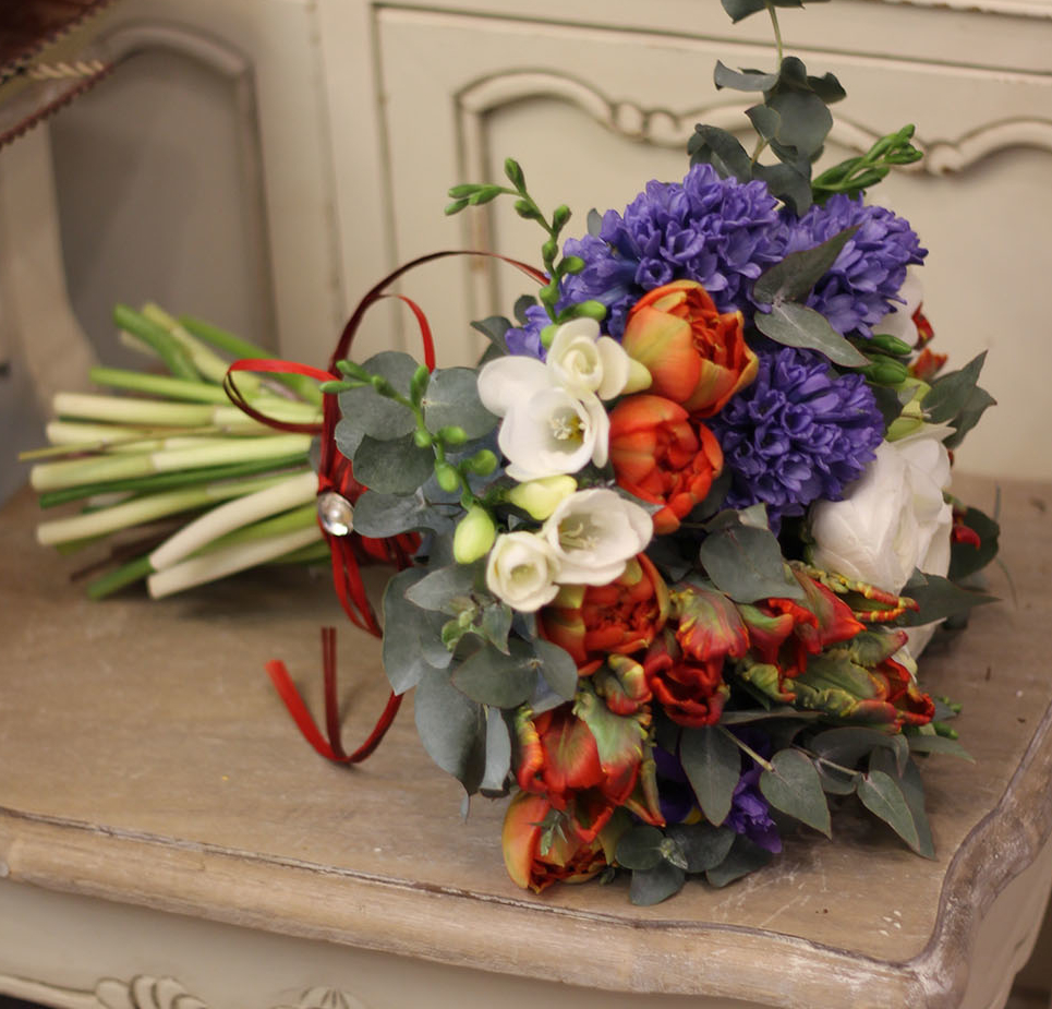 Свадебный букет с рыжими тюльпанами