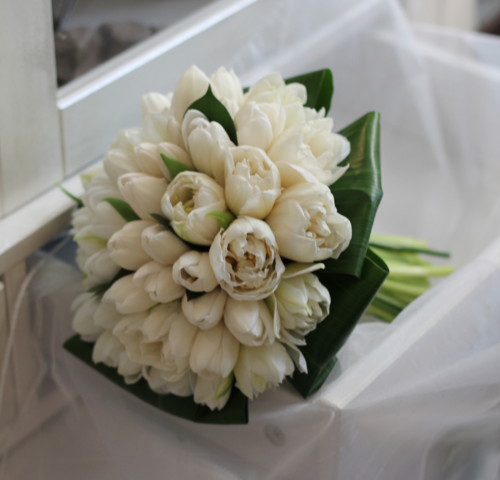 Свадебный букет из белых тюльпанов