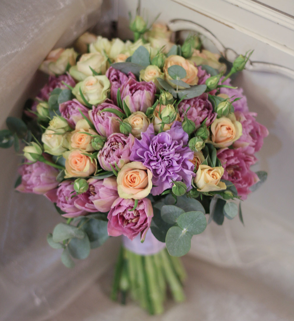 Свадебный букет из тюльпанов и кустовой розы