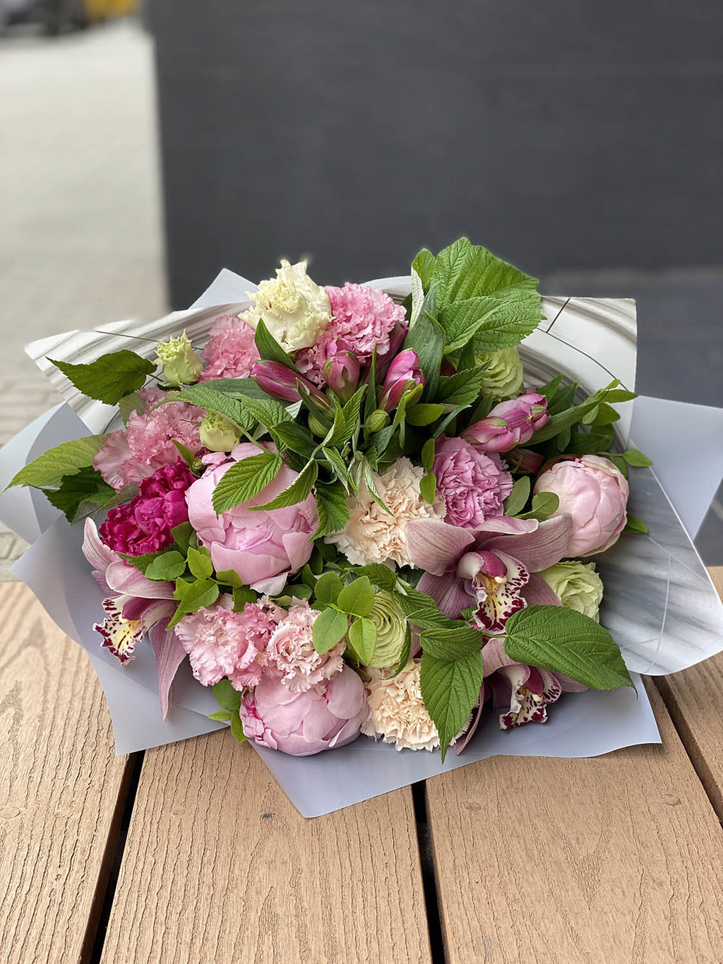 Пионы с эустомой №215