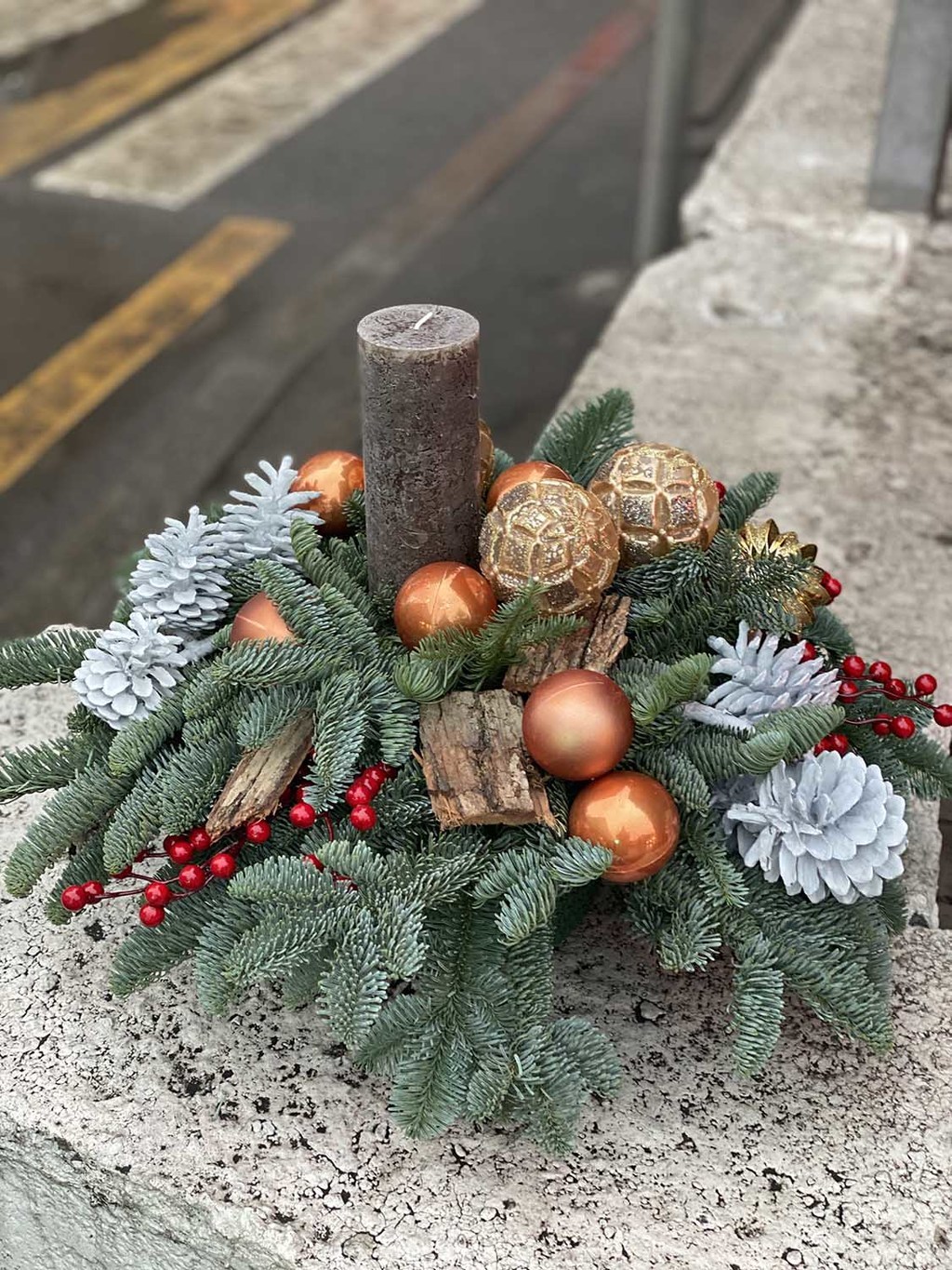 Новогодняя композиция с натуральной корой и шишками (Арт.309)