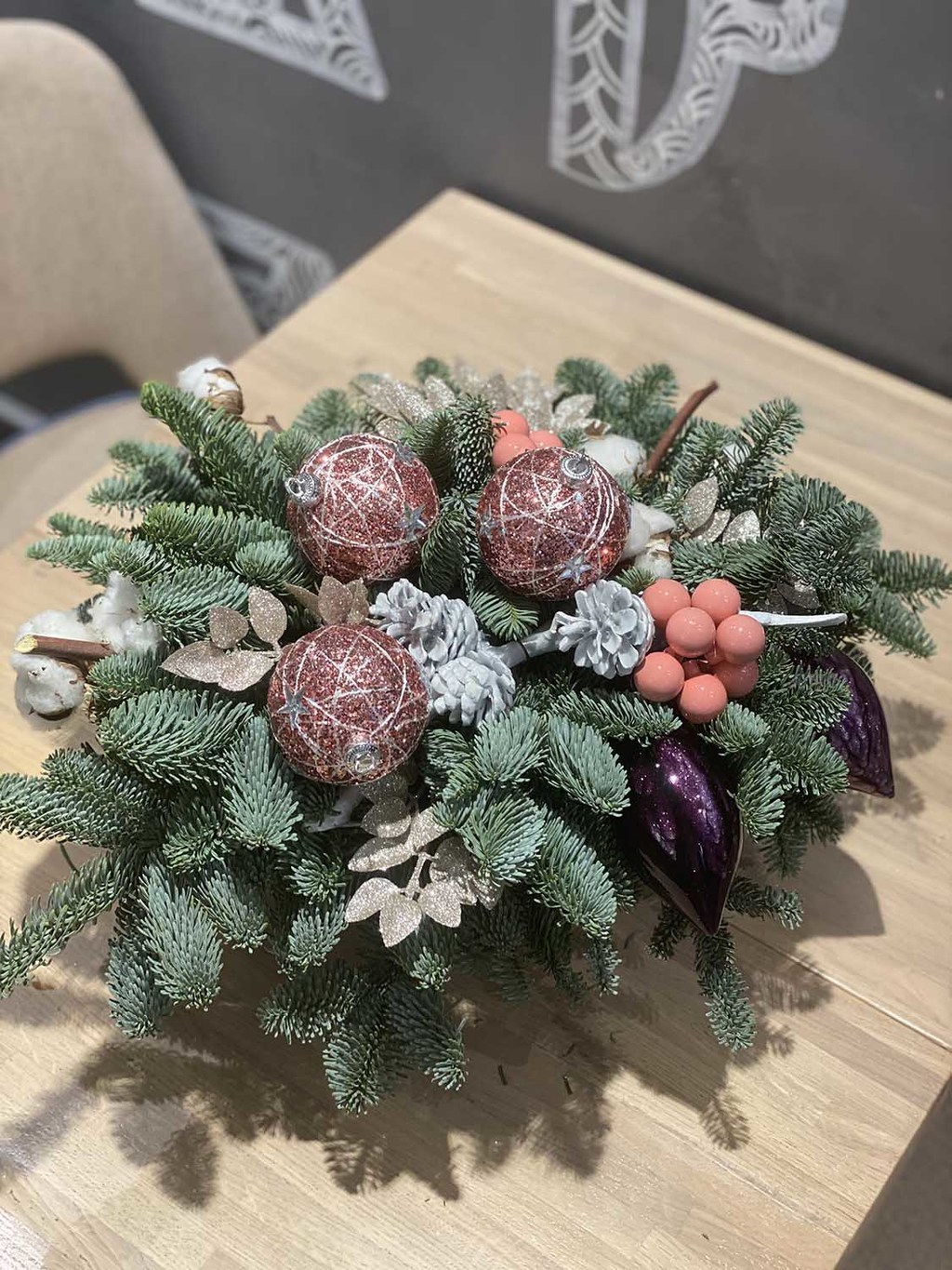 Новогодняя композиция с фиолетовыми игрушками (Арт.319)