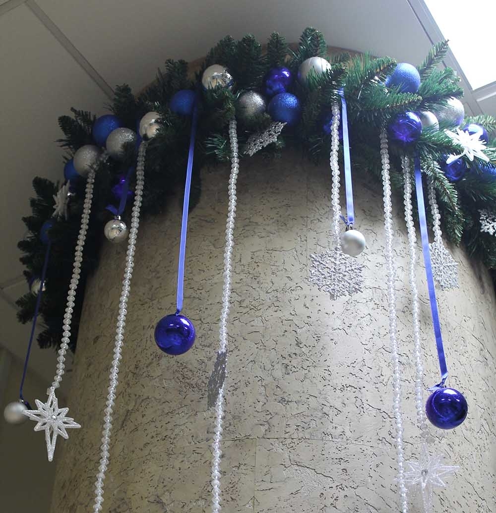 гирлянда на колонне