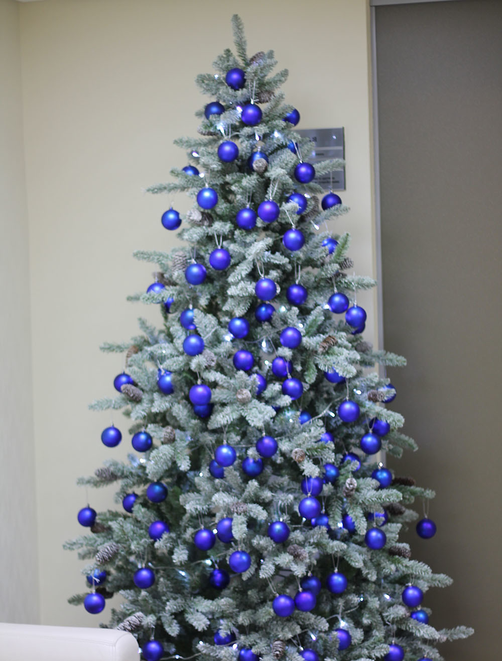 украшение елки в синюю гамму