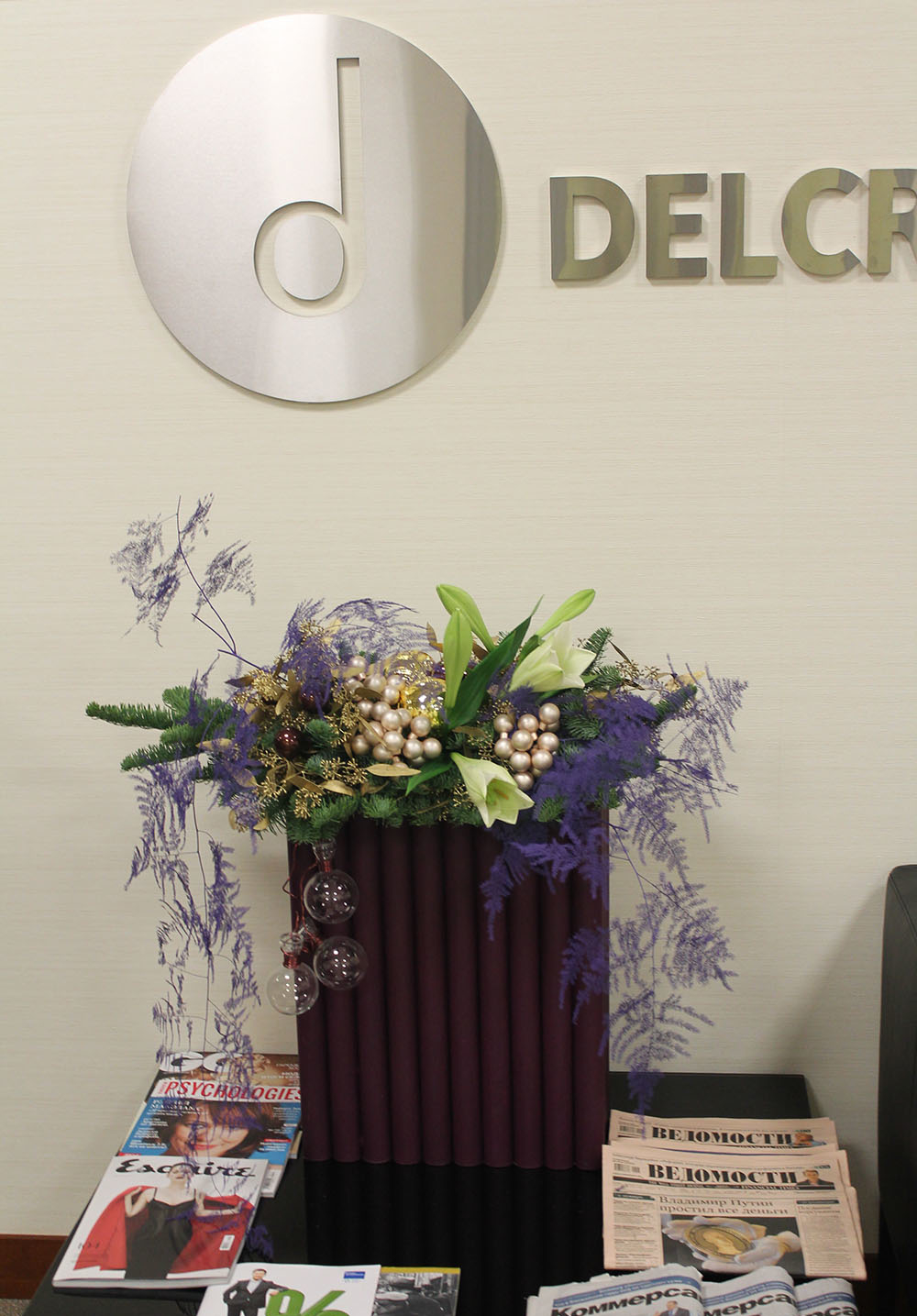 НГ интерьерная композиция с живыми цветами №354