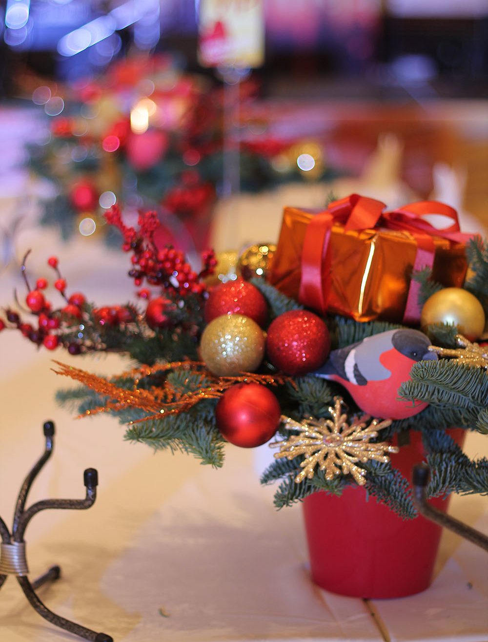 Новогодняя композиция со снегирем