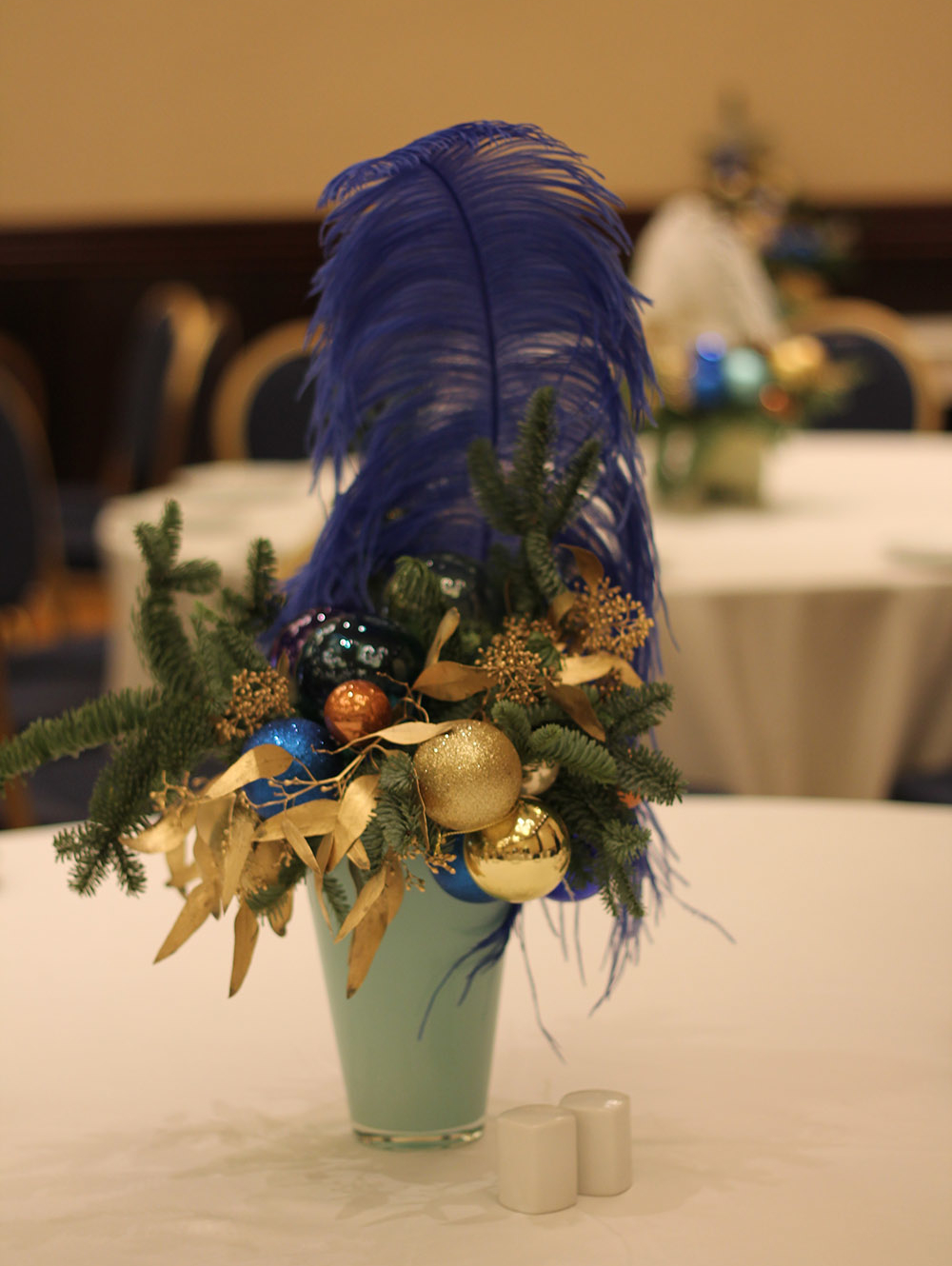 новогодняя композиция с игрушками