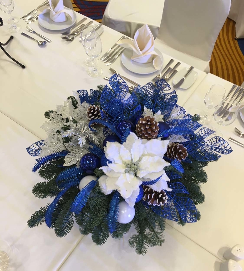 Новогодняя композиция с белым цветком