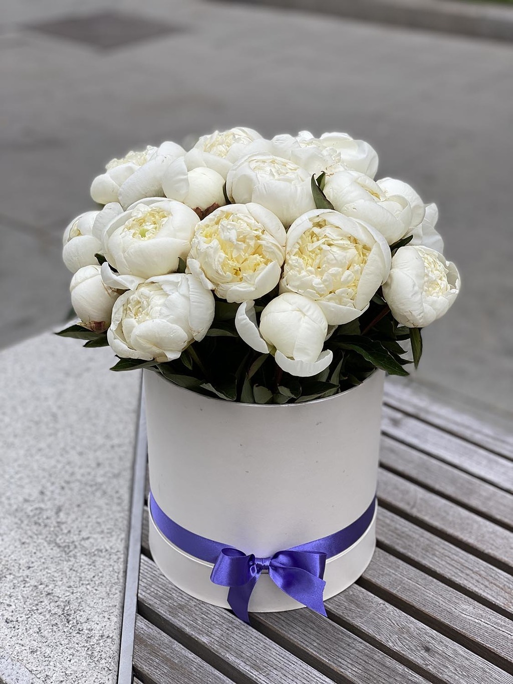 Пионы в шляпной коробочке