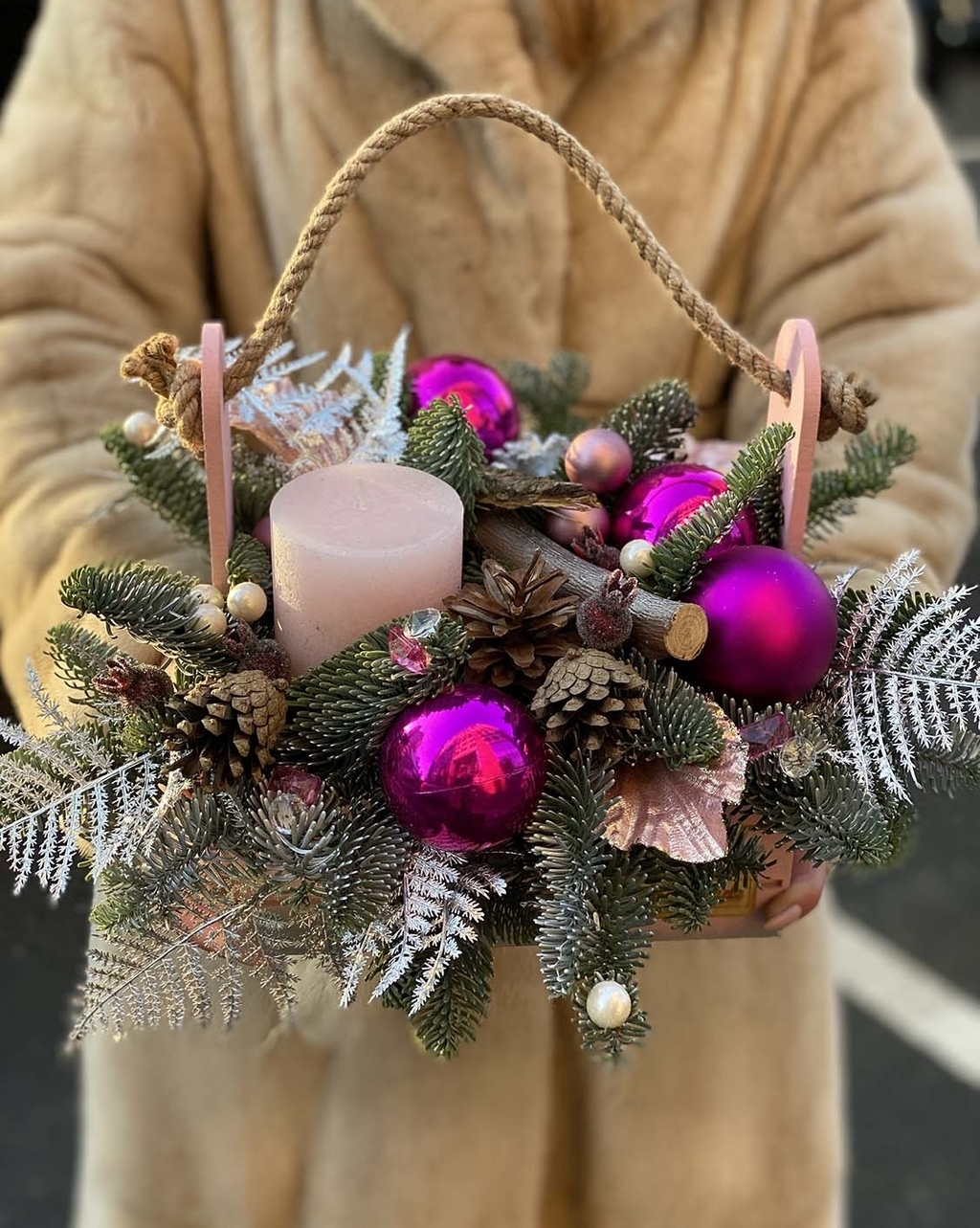 Новогодняя с розовой свечкой №478