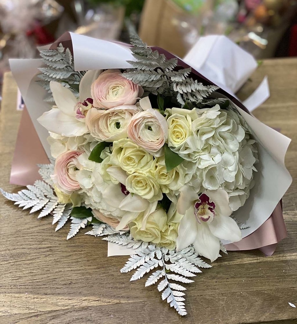 Ранункулюс с белым папоротником №494