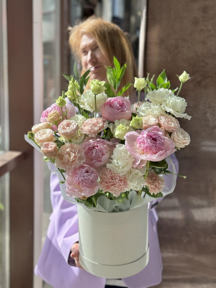 Таинственные Пионы  в шляпной коробке №589