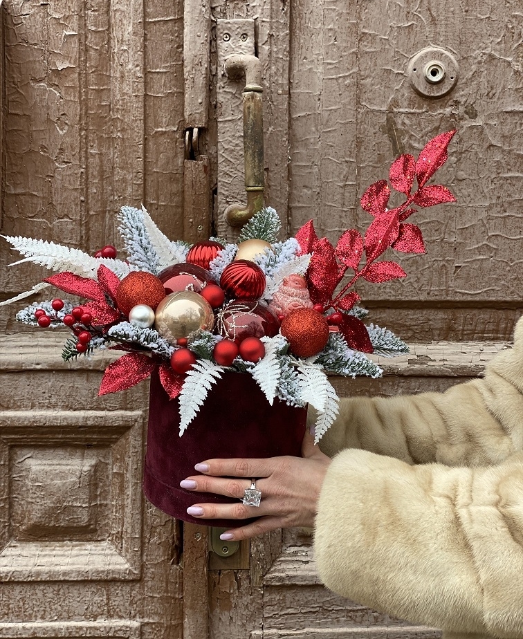 Красная бархатная композиция №697