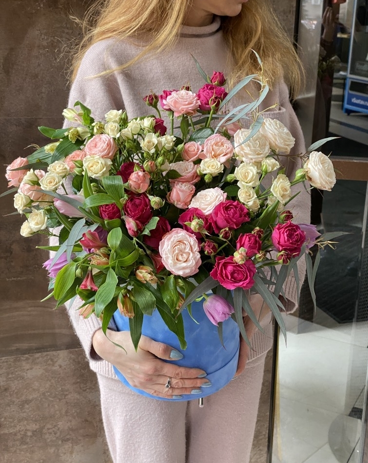 Кустовые розы в коробке №779