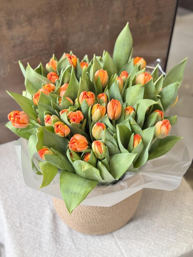 Тюльпаны 49 шт яркие в корзине №791