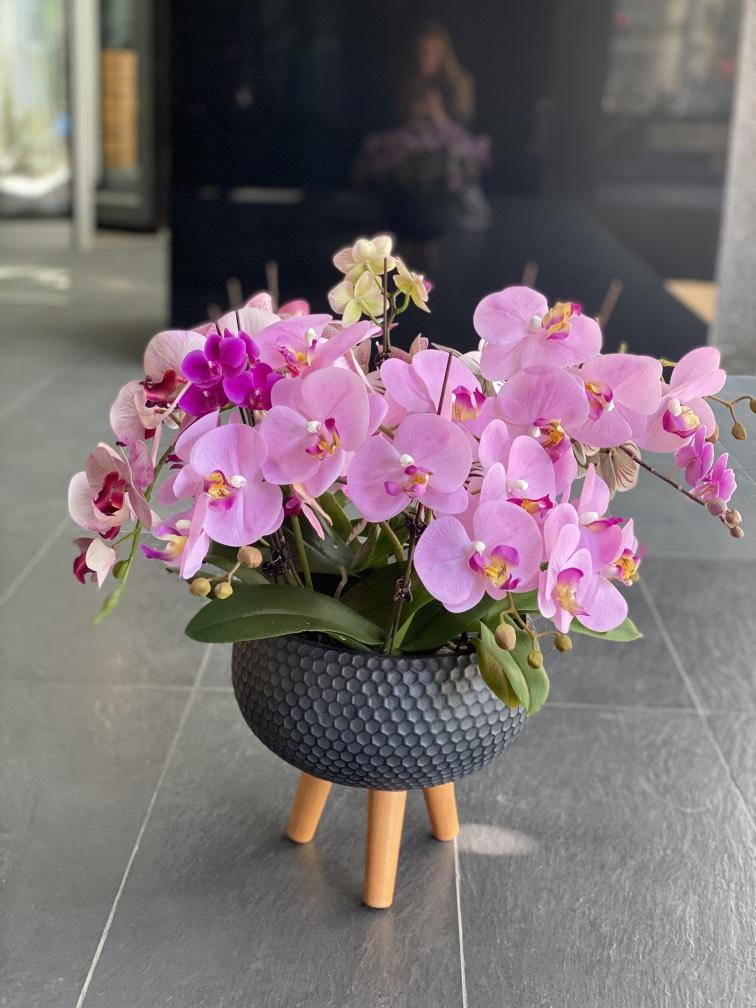 Орхидеи искусственные в черной вазе №942