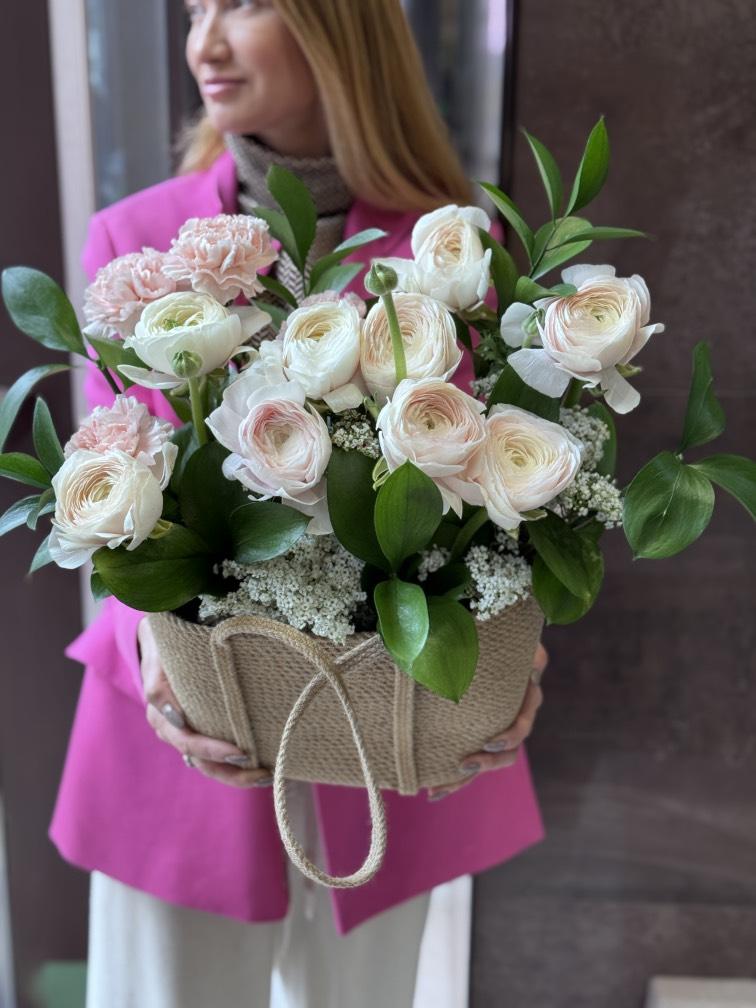 Ранункулюсы в корзине №945