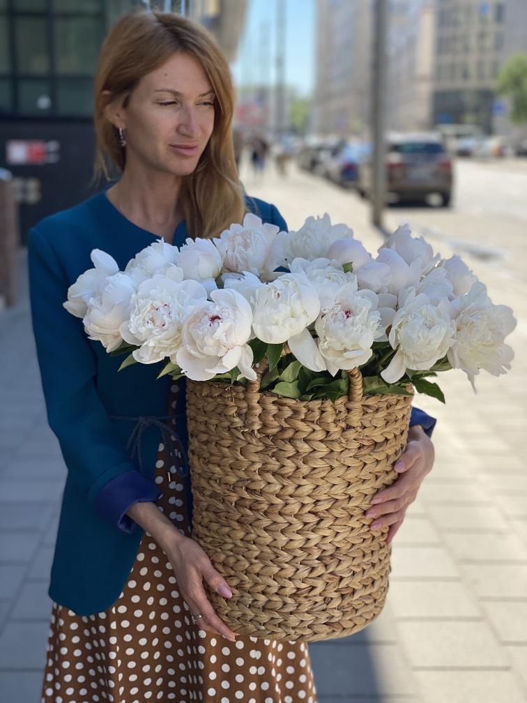 Корзина с белыми пионами №995