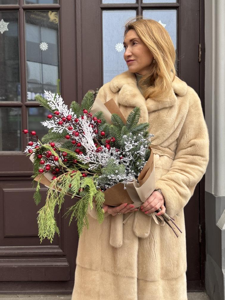 НГ букет Живая ель с декором из ягод №1266