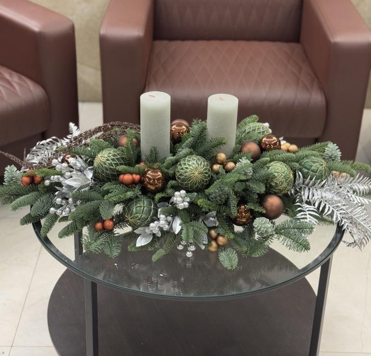 НГ композиция Серые свечи с зелеными шарами 80*40 см №1284