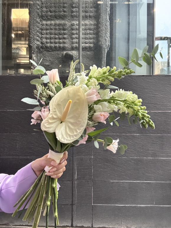 Свадебный букет белый антуриум и антиринум №1306