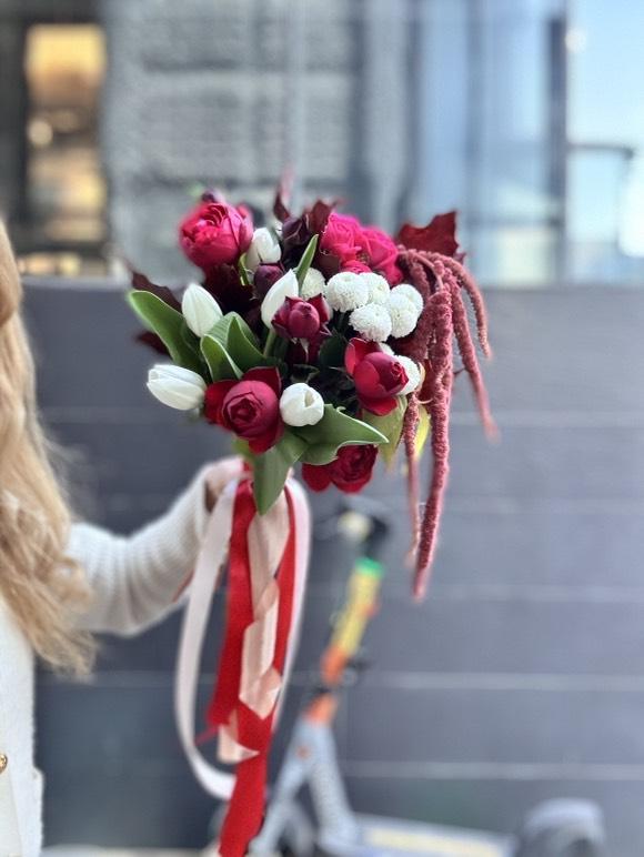 Букет невесты белые Тюльпаны с бордо №1310