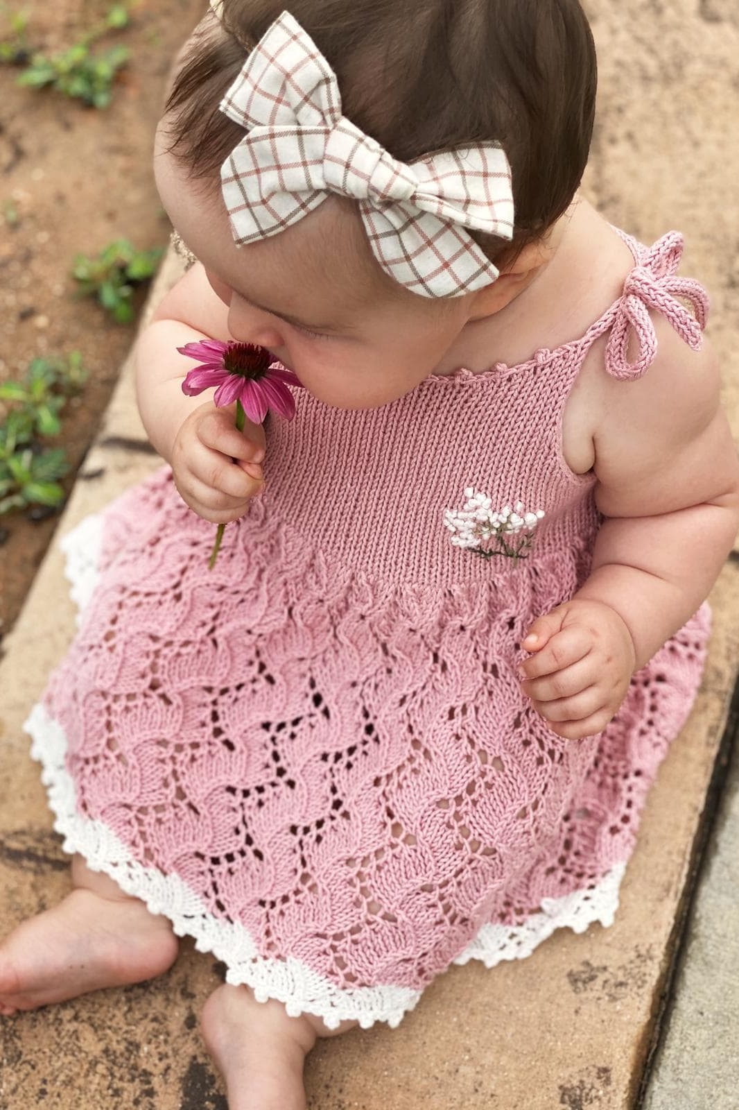 Деталь ажурного подола крупным планом