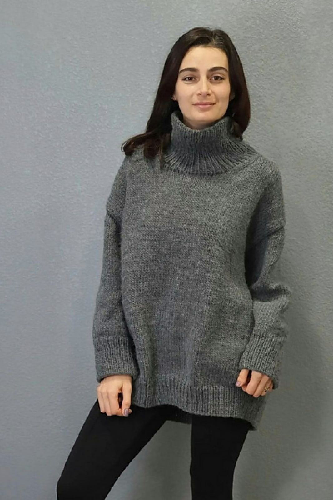 Свитер North графитового оттенка, вид спереди: ровная лицевая гладь