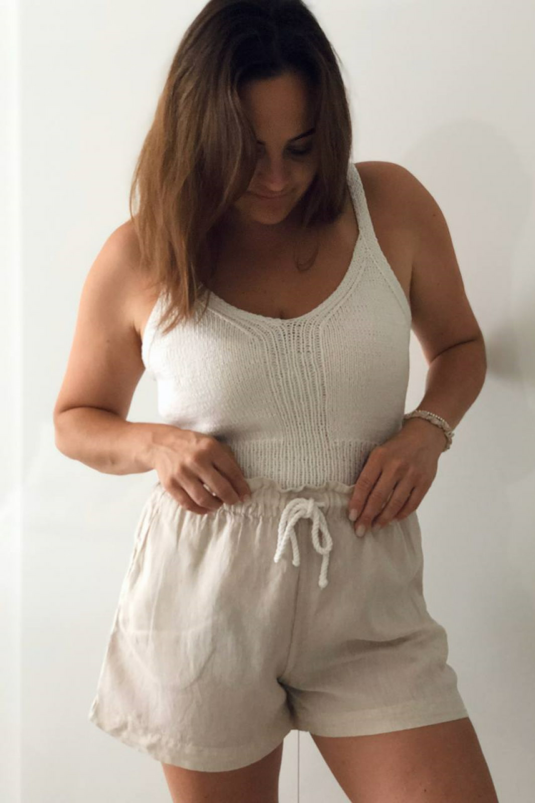 Белый кроп‑топ Basic и широкие шорты для пляжного лука