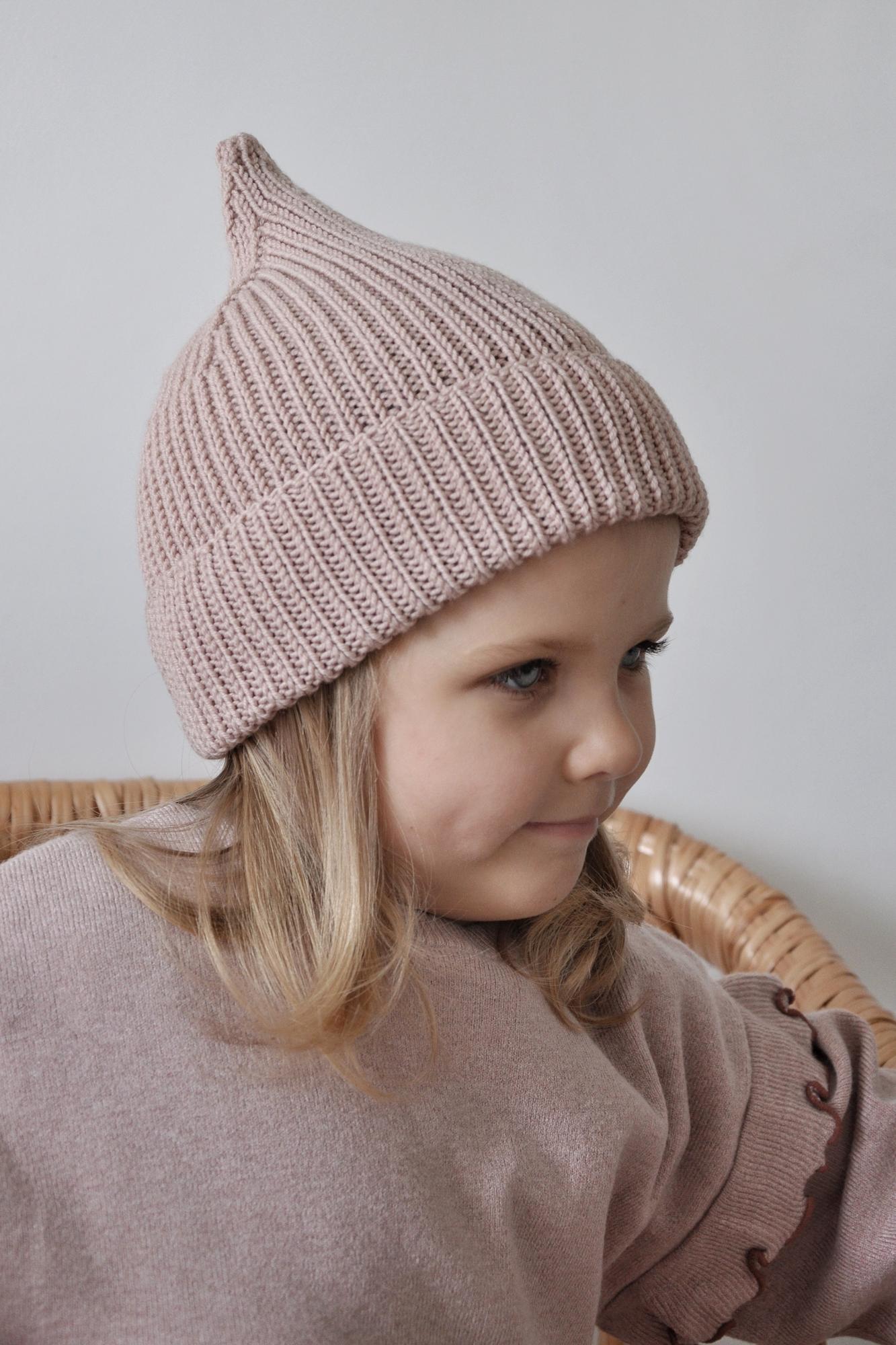 Крупный план фактуры резинки 1×1 в шапке «Луковка»